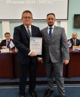 На очередном заседании Общественной палаты Челябинской области заместитель председателя избирательной комиссии Артем Миронов вручил благодарности за участие в общественном наблюдении за ходом голосования на выборах Губернатора Челябинской