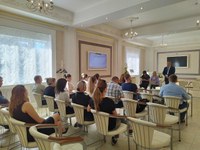 Накануне Председатель Общественной палаты Магнитогорска Владимир Зяблицев и эксперт ОП, доктор психологических наук Ульяна Зинова провели тренинг для сотрудников ООО «ДОЛГ».