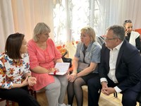 Руководители Ресурсного центра поддержки СО НКО г.Магнитогорска и представители Общественной палаты Магнитогорска совместно с представителями социально ориентированных некоммерческих организаций города поздравили центр «Счастливое детство» с пятилетием